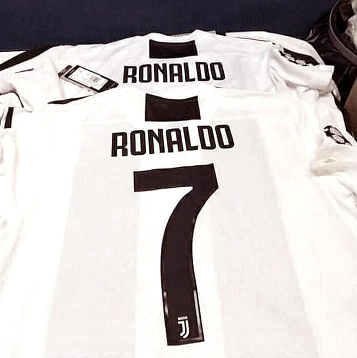 spouse life Damp Au apărut primele tricouri cu Juventus inscripționate cu numele lui Ronaldo