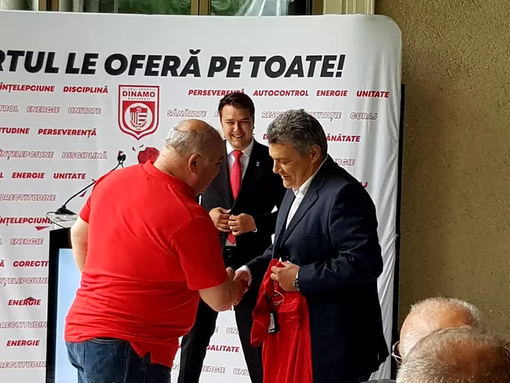 Ovidiu Semen îi oferă lui Pascual un tricou cu Dinamo