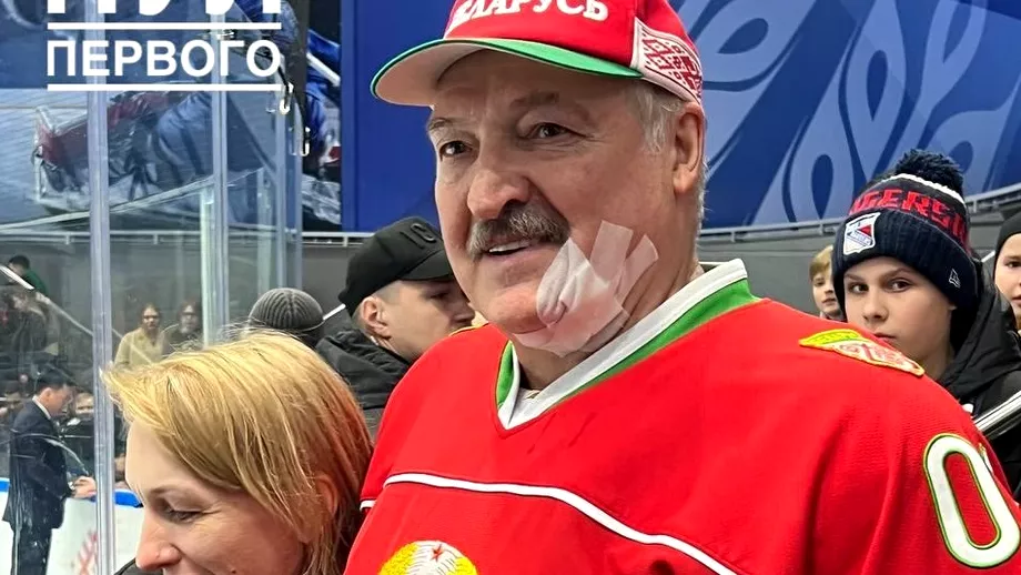 Aleksandr Lukașenko, lovit cu crosa în plină figură, în timpul unui meci de hochei. Momente de stupoare la Minsk
