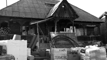 Cum arata o casa traditionala de lemn reconditionata de o echipa de mestesugari din Maramures