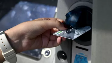 Eroare imensa la o importanta banca Clientii au scos mai multi bani decat aveau pe carduri din bancomate