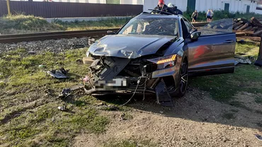 Incident pe calea ferata O masina a fost lovita de un tren de calatori o fata de 24 de ani a ajuns la spital