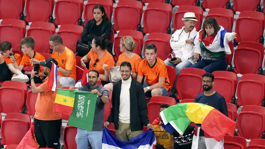 Continua minunile la Cupa Mondiala din Qatar FIFA numara spectatorii precum Pristanda steagurile