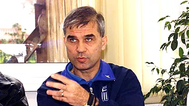 Scurtul mandat al lui Anghel Iordanescu pe banca Greciei Sia dat demisia dupa singura infrangere Un antrenor dur pentru jucatori