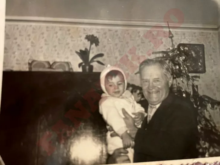 Ioana Ginghină alături de bunicul ei. Sursă foto: Arhivă personală