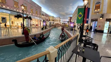 Ce nebunii mai exista prin mallurile din Qatar Plimbari cu gondola ca in Venezia tavan care imita cerul Foto exclusiv