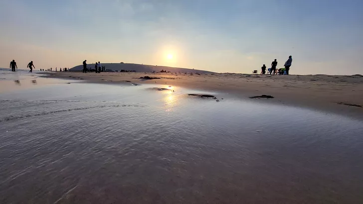 Sealine Beach, locul unde marea se întâlneşte cu deşertul. Sursa: Fanatik