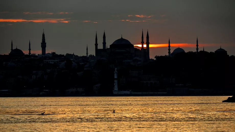 Un preot musulman a murit in timpul unei slujbe in Hagia Sophia Muezinul a facut infarct la doar zece zile dupa ce catedrala a fost facuta moschee