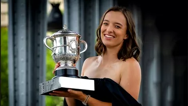 Iga Swiatek a prezentat trofeul de la Roland Garros Aparitie de senzatie a liderului mondial dupa gafa de la festivitatea de premiere Video  Foto