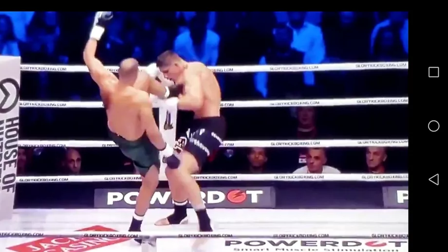 Badr Hari momente teribile in ring Luptatorul marocan sia rupt piciorul in momentul unei lovituri si a parasit arena in lacrimi transportat pe targa VIDEO