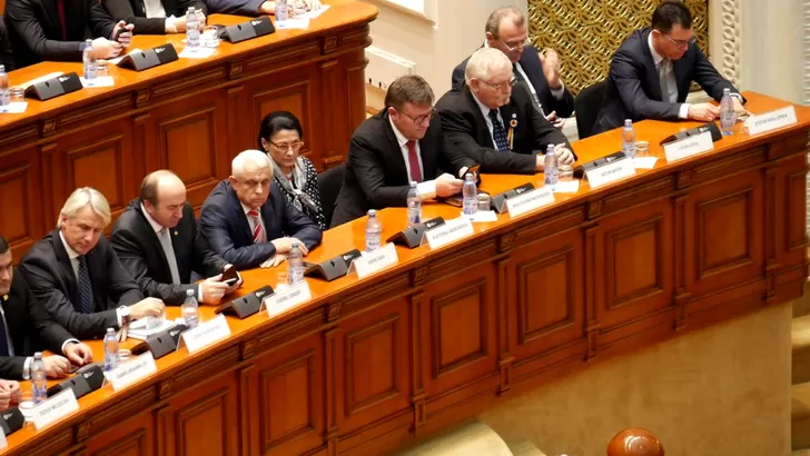 Smartphone-urile, preocuparea miniștrilor în timpul ședinței solemne de Centenar. Sursa foto: libertatea.ro.