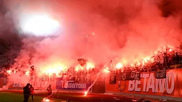 Atmosfera de poveste la finala Cupei Romaniei Betano Fanii lui U Cluj au organizat un spectacol pirotehnic iar meciul a fost intrerupt Foto