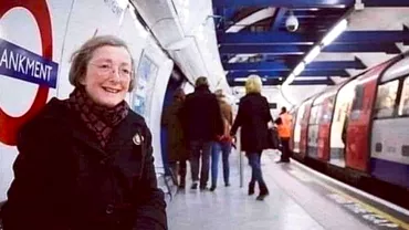 Povestea impresionanta a unei femei care merge zilnic in statia de metrou pentru a asculta vocea sotului decedat Decizie fara precedent luata de autoritati