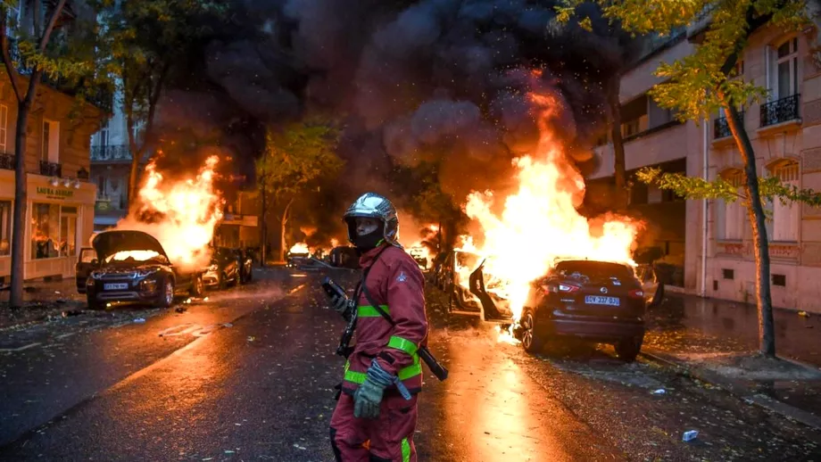 Proteste violente in Franta oamenii nervosi dau foc la masini Reforma pensiilor nu este acceptata de populatie