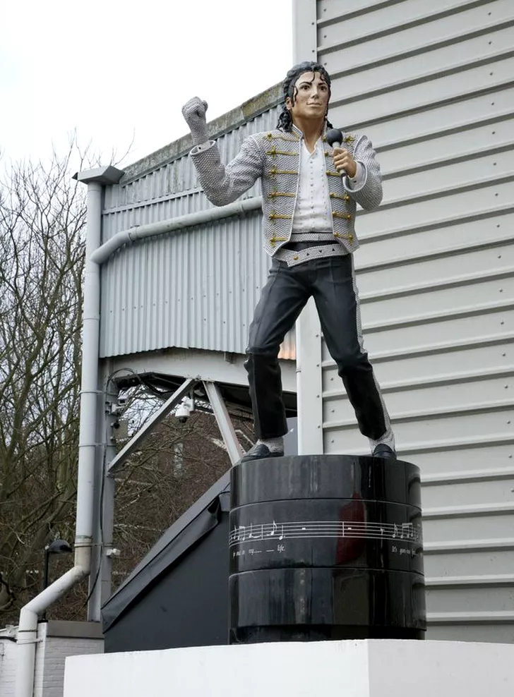 Statuia lui Michael Jackson, ţinută pe Craven Cottage între 2011 şi 2013