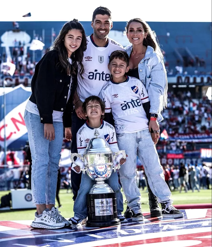 Familia Suarez înainte de CM, după ce Suarez a câștigat titlul în Uruguay cu Nacional