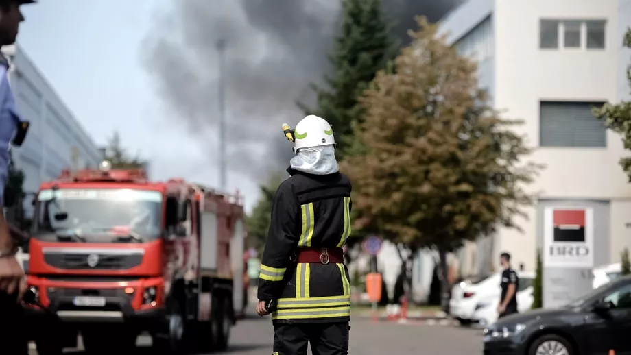Incendiu puternic la o fabrica de mobila din Mures Doua persoane au suferit arsuri Pompierii intervin