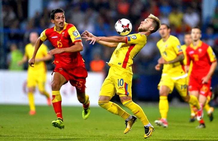 Alexandru Maxim opreşte balonul pe piept într-un meci România - Muntenegru
