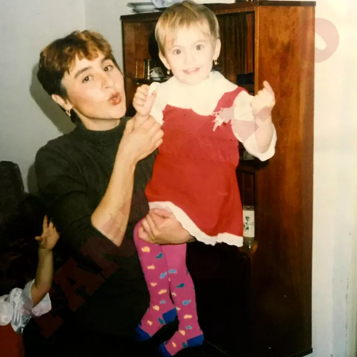 Mălina Avaslioaie atunci când era mică, alături de mama ei. Sursă foto: Arhivă personală