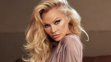 Pamela Anderson a lansat prima ei colectie de costume de baie Imagini incendiare