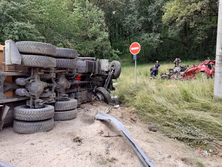 Tragedie în Franța. Un român care conducea un camion a provocat un accident soldat cu trei morți