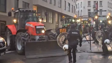 Video Bruxelles asediat din nou de fermieri Peste 900 de tractoare au blocat centrul orasului oamenii au aruncat cu sticle