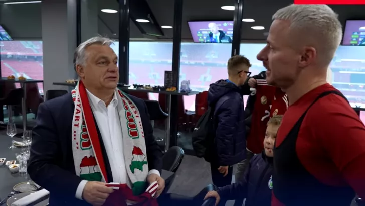 Viktor Orban a purtat fularul cu simbolul Ungariei Mari în noiembrie 2022. Sursă foto: captură Facebook.