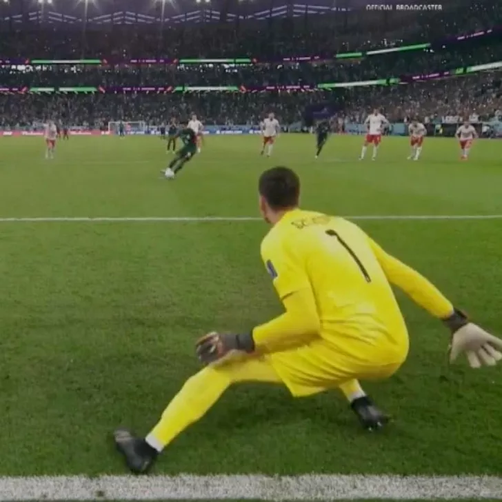 Wojciech Szczesny are piciorul doar câțiva milimetri pe linia porții la penalty-ul din meciul Polonia - Arabia Saudită