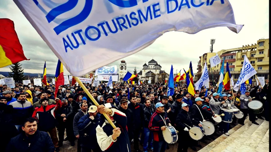 Miting al angajatilor Dacia in fata Guvernului De ce protesteaza