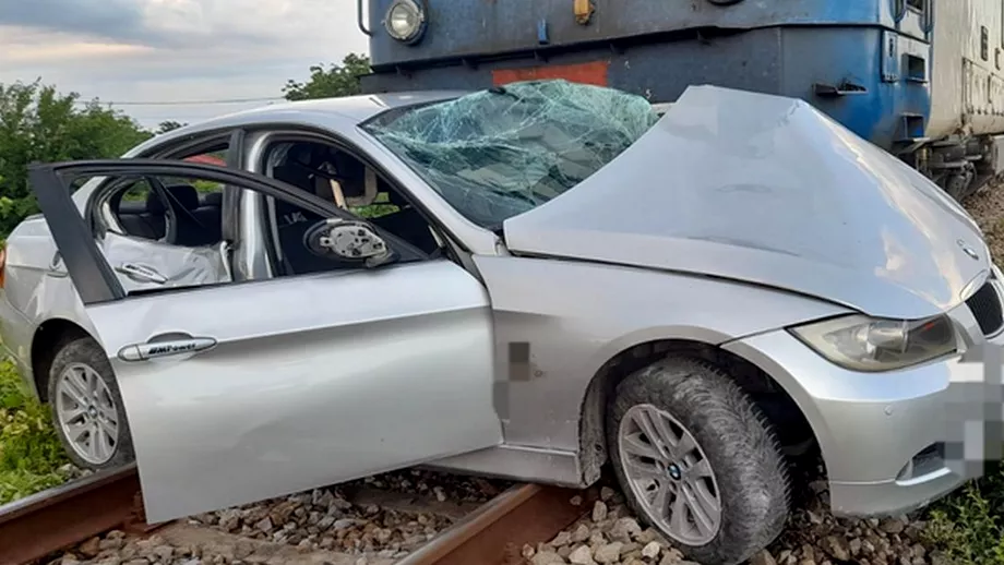 Accident grav in Ialomita Un BMW spulberat de tren pe calea ferata