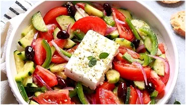 Salata greceasca dupa reteta traditionala Care este branza ce se adauga in preparat