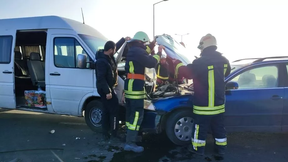 Microbuz implicat in accident rutier in judetul Arad Cinci persoane printre care doi copii au fost duse la spital