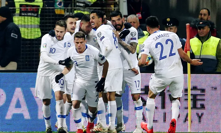 Jucătorii naționalei Greciei sărbătorind golul care i-a adus un punct în meciul cu Bosnia-Herțegovina