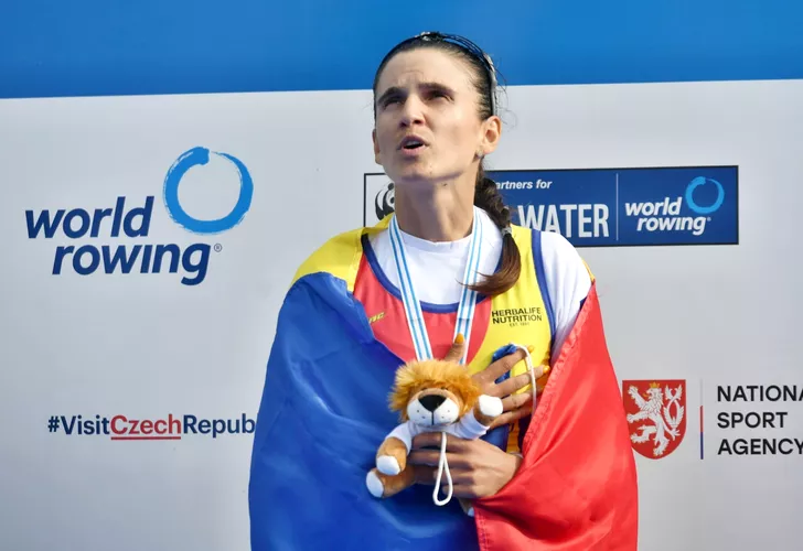 Ionela Cozmiuc pe podium, cu steagul României. Sursa: hepta.ro