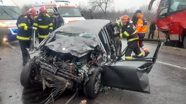 Accident teribil pe DN2 un SUV sa izbit violent de un autocar Doi oameni au murit pe loc