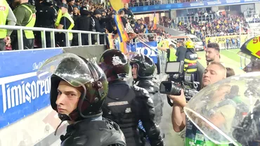 Incidente intre suporteri si jandarmerie la Romania  Bosnia Arbitrul a intrerupt meciul dupa un minut Fanii siau varsat nervii si pe FRF Video exclusiv