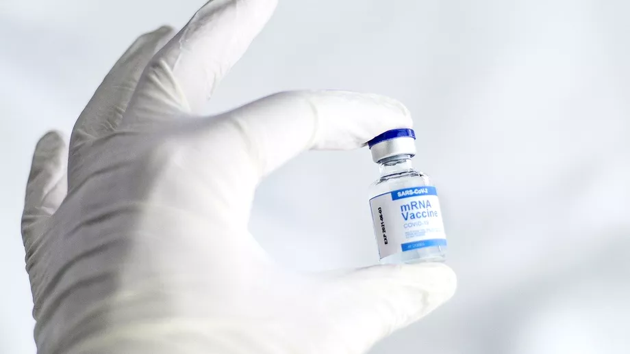 Studiu Vaccinul Pfizer ofera o protectie partiala in fata variantei Omicron