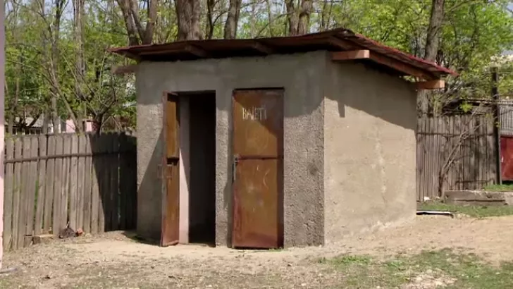 Câte școli au toaletă în curte în România