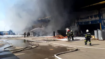 Incendiu violent la Oradea Pompierii au stins flacarile dupa aproape doua ore Update