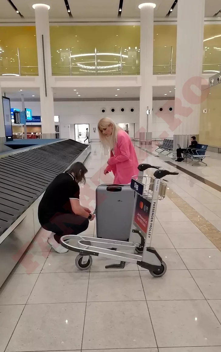 Ianna Novac și partenerul ei se uită la un bagaj