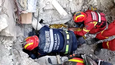 Minune infaptuita de salvatorii romani in Turcia Au scos in viata un barbat care a stat 149 de ore sub ruine
