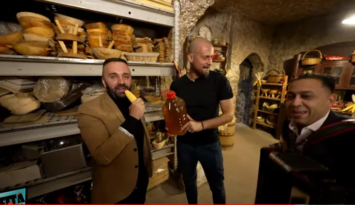 Gabriel Tamaș la „Fiță cu Adiță” alături de „trofeu”, un bidon de cinci litri de vin.