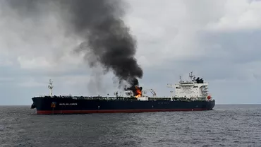 Doua nave comerciale tinta rebelilor houthi Teroristii din Yemen au lansat sase rachete