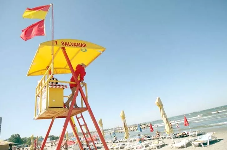 Salvamarii au arborat steagul roșu care semnifică scăldatul interzis în apa mării