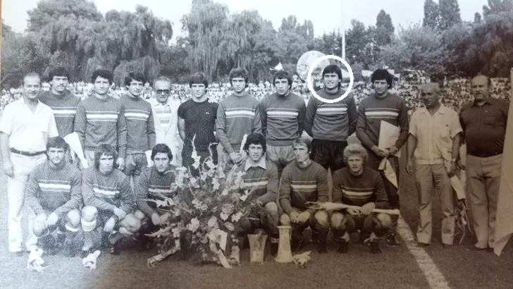 „Câine” convins, Țețe Moraru a cîștigat titlul cu Dinamo în 1984. Aici între Oneață Augustin și Procurorul Dinu, la decernarea trofeului, pe stadionul din Șoseaua „Ștefan cel Mare
