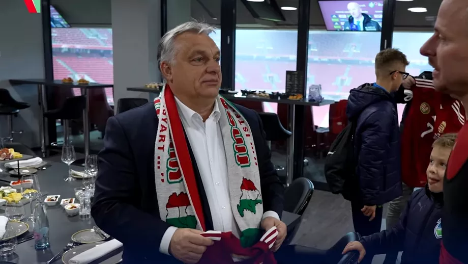 Viktor Orban din nou provocator Premierul a purtat pe stadion un fular cu harta Ungariei Mari Ambasadorul maghiar chemat sa de explicatii Update