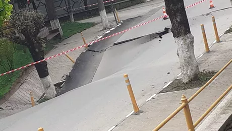 Alerta in Slanic Prahova O strada intreaga sa surpat dupa ce un munte de sare din mina sar fi prabusit 20 de familii au fost evacuate Update
