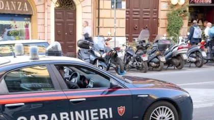 Om de afaceri italian, bătut până la leșin și jefuit de un grup...