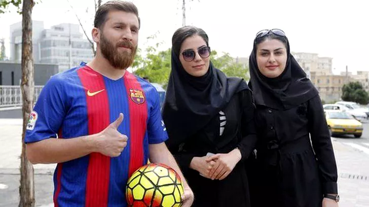 Un iranian care seamănă izbitor cu Messi a fost denunțat de 23 de femei pe care le-a păcălit să se culce cu el! Falsul Messi și două tinere
