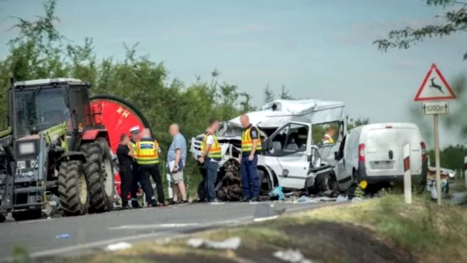 Tragedie in Ungaria Doi morti dupa ce un microbuz cu romani sa ciocnit cu un tractor si o dubita